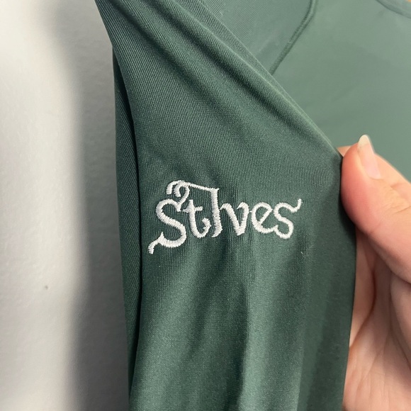 Greyson tulia top in dark green size medium embroidered with st.ives on sleeve - Picture 7 of 8